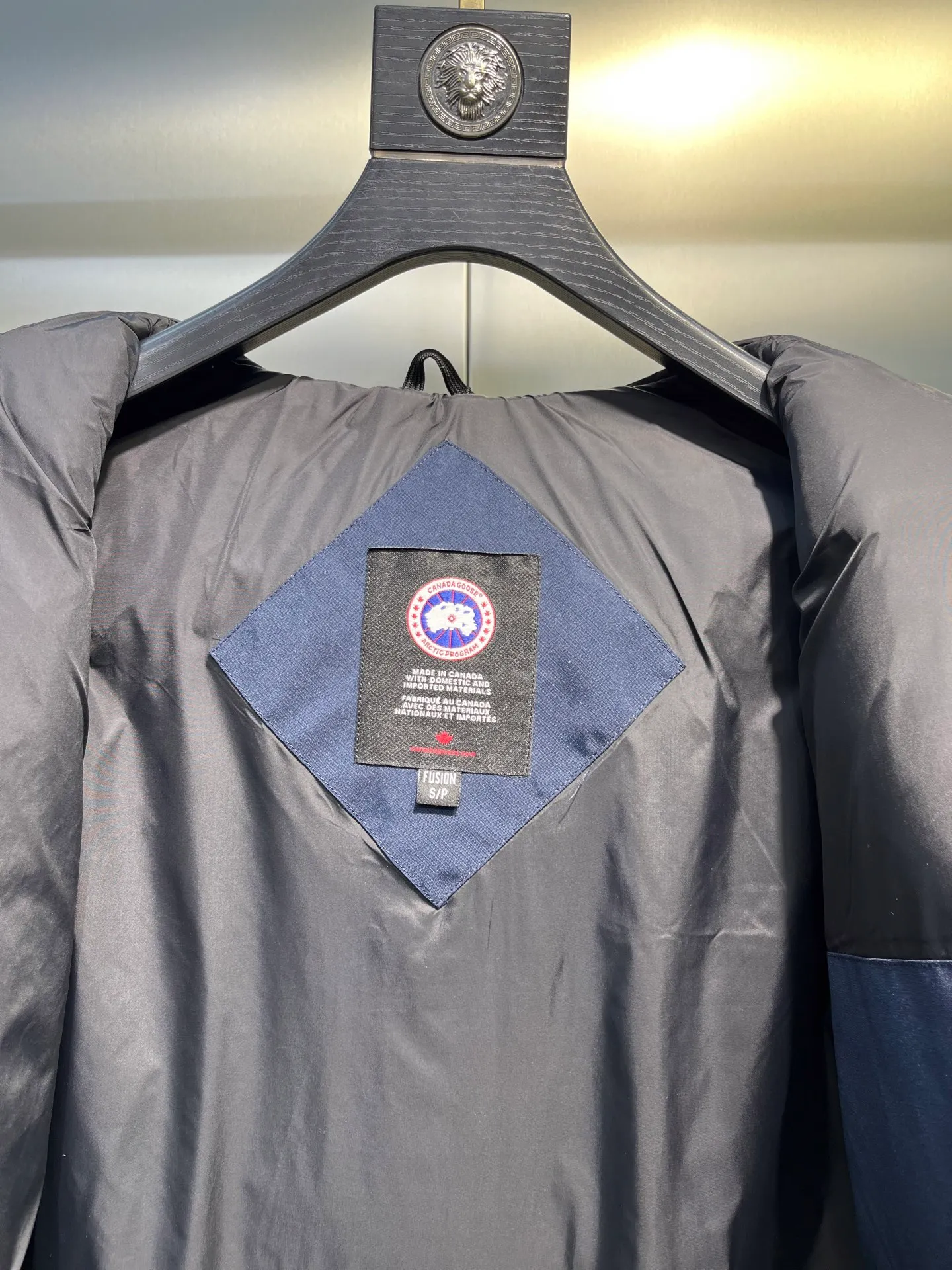 P860 Canada Goose 14 models Canada Goose🌟 Natural Siberian coyote fur collar, the delicate and strong feel, is the sense of life that comes from the erosion of natural wind and frost! Authentic version! All the details are in place! The fabric is made of high-density nano-level waterproof fabric, which is windproof and wear-resistant, and has a certain thickness! The down is 90% national standard white duck down, which can be taken for testing. It uses an imported down flushing machine for accurate down flushing! The grams are guaranteed to be the same. It will not be like the hand racing in small workshops, resulting in more velvet here and less velvet there. The zipper is the YKK brand used by Canada Goose! Smooth and comfortable on both sides! In order to prevent cold wind from pouring in, a double closure design is adopted. On the premise of the traditional zipper fly, a secondary closure with large military buttons is used to bring better warmth retention effect. It retains the classic hooded design and uses super large luxurious wolf fur to protect against wind and cold! The fur collar is removable! It doesn’t matter how low the temperature is this winter, a big goose suit is enough. I’ll give you the wind and temperature!  Size: s-xxl
